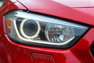 Rénovation des optiques de phares jaunis pour retrouver leur clarté